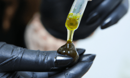 CBD-Extraktion - Was steckt dahinter? Ein Überblick über die CBD-Herstellungsverfahren. Home of CBDVibes4you zeigt Pipette in einer Hand mit Handschuh bei der Herstellung.